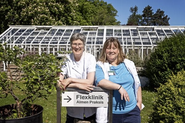 De to fodterapeuter Tina Christensen (tv) og Ann-Louise Gulbrant Hasborg ses på billedet bag skiltet til Flexklinikken.
