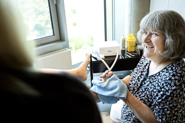 Fodterapeut Jane Rostock Fagerberg fra Fusionsklinikken på Slagelse Sygehus i sit es.