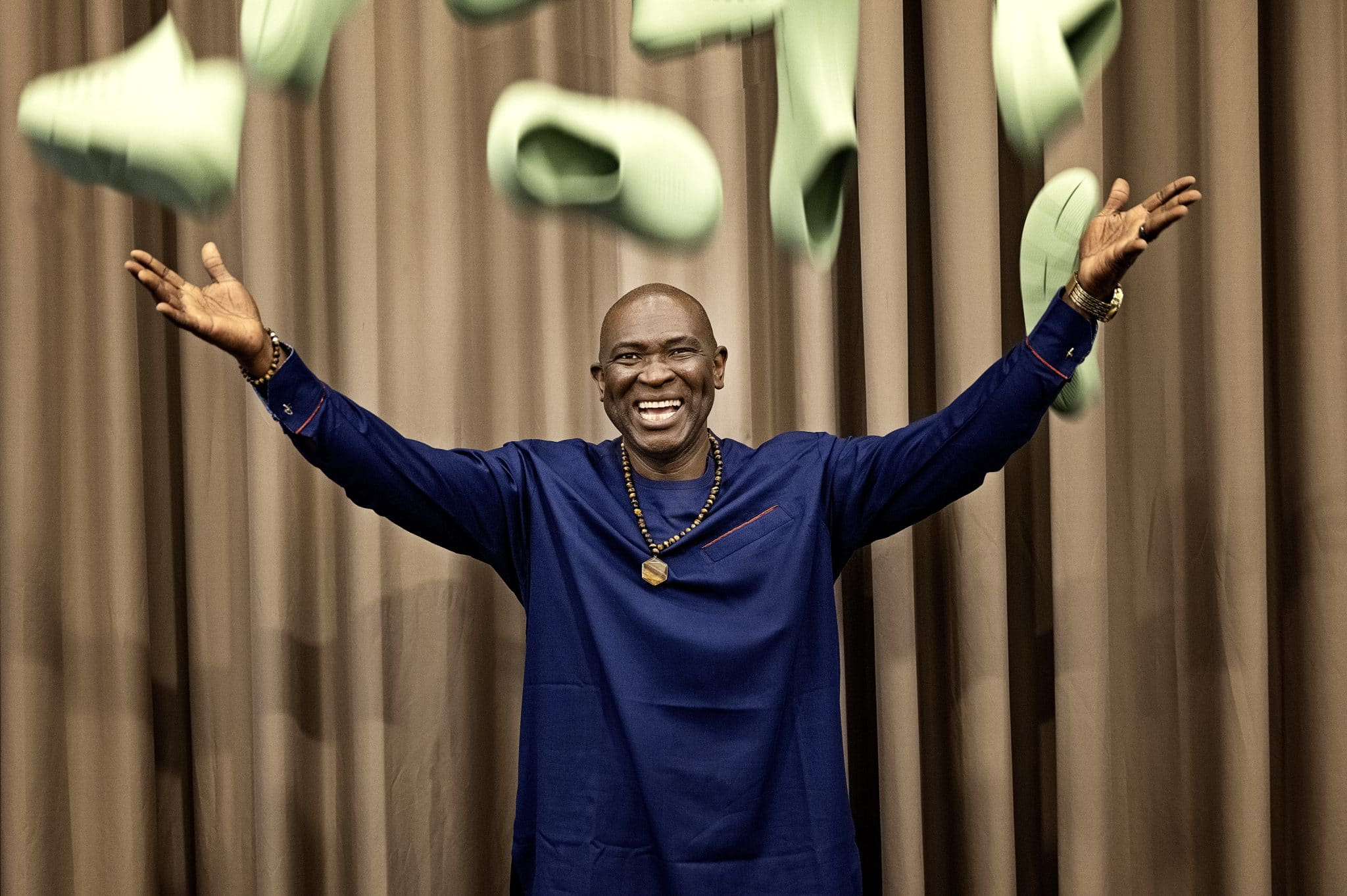 Manny Ohomne der kaster adskillige par af The World Shoe op i luften.