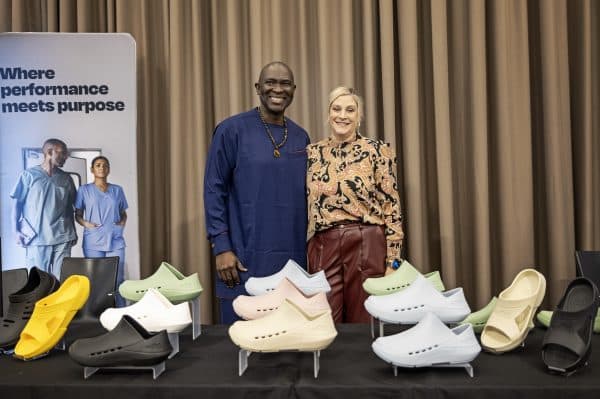 Manny Ohomne ses her sammen med sin hustru, som han driver Samaritan's Feet sammen med. 