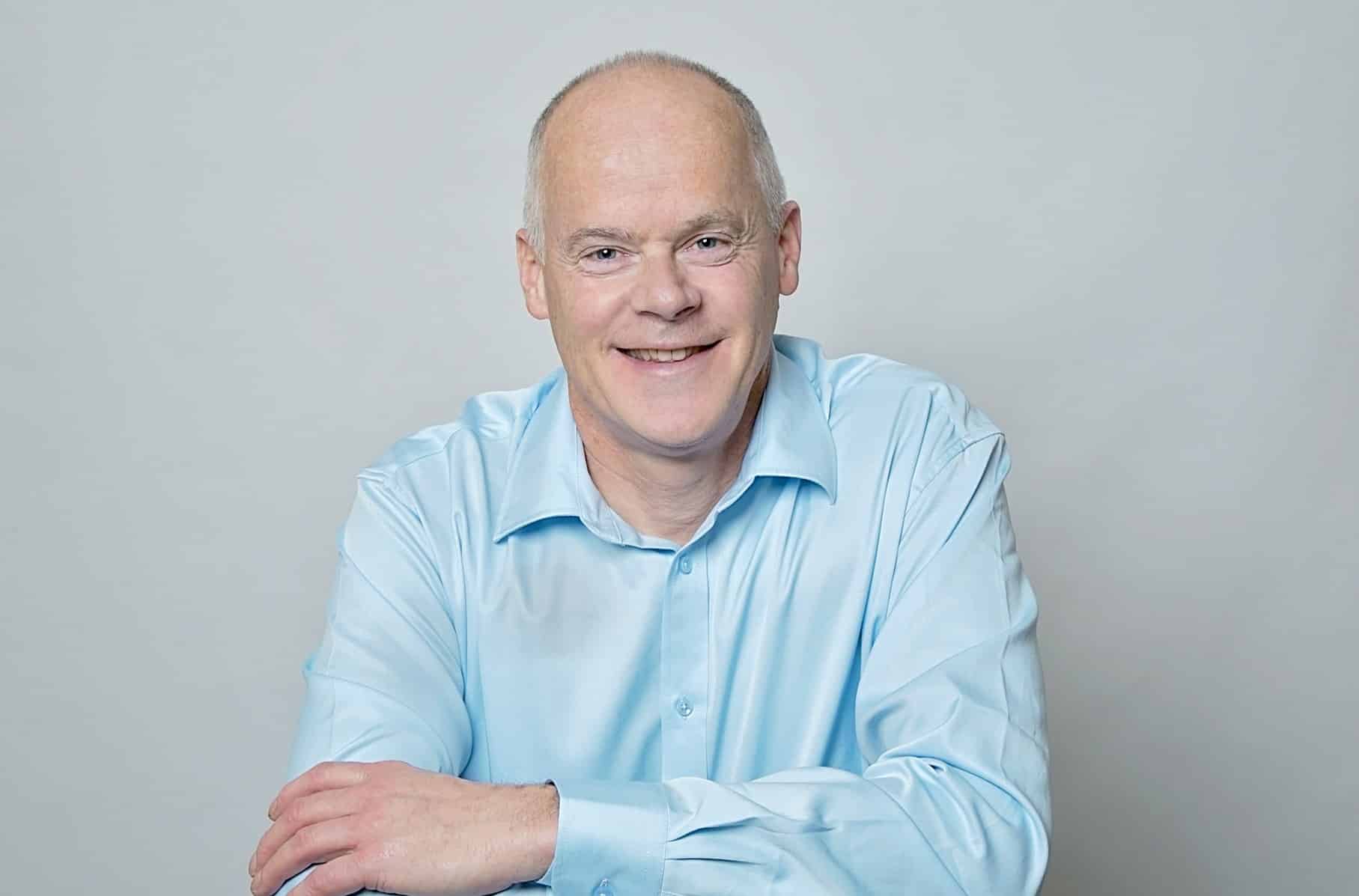 På billedet ses Ivan Bristow i en lyseblå skjorte